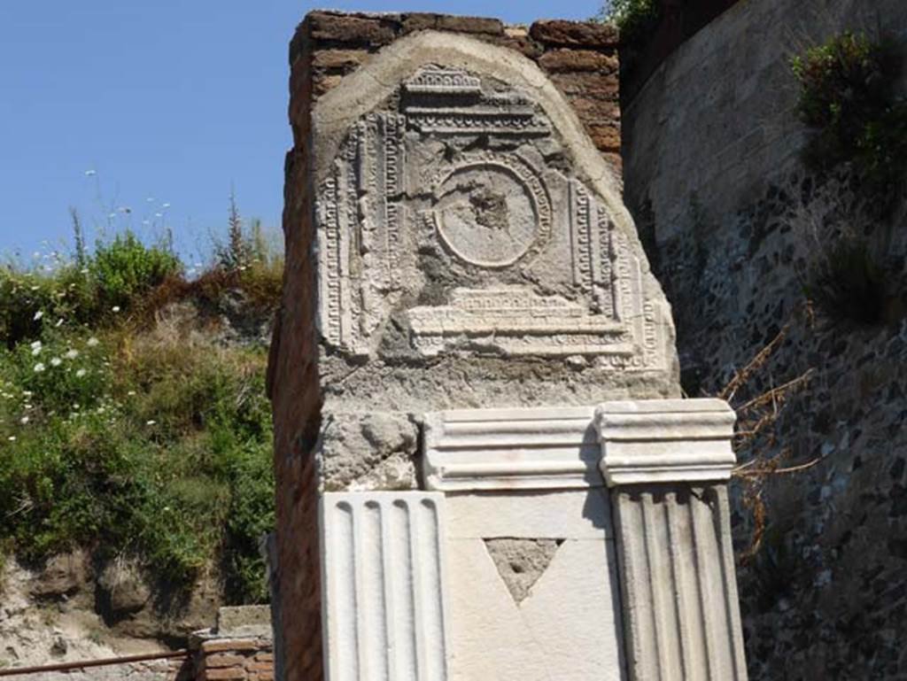 Herculaneum, June 2014. Detail from masonry pillar faced with marble. Photo courtesy of Michael Binns.