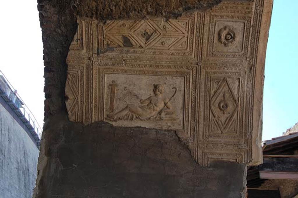 Herculaneum, September 2015. Decorative vaulted ceiling of arch.