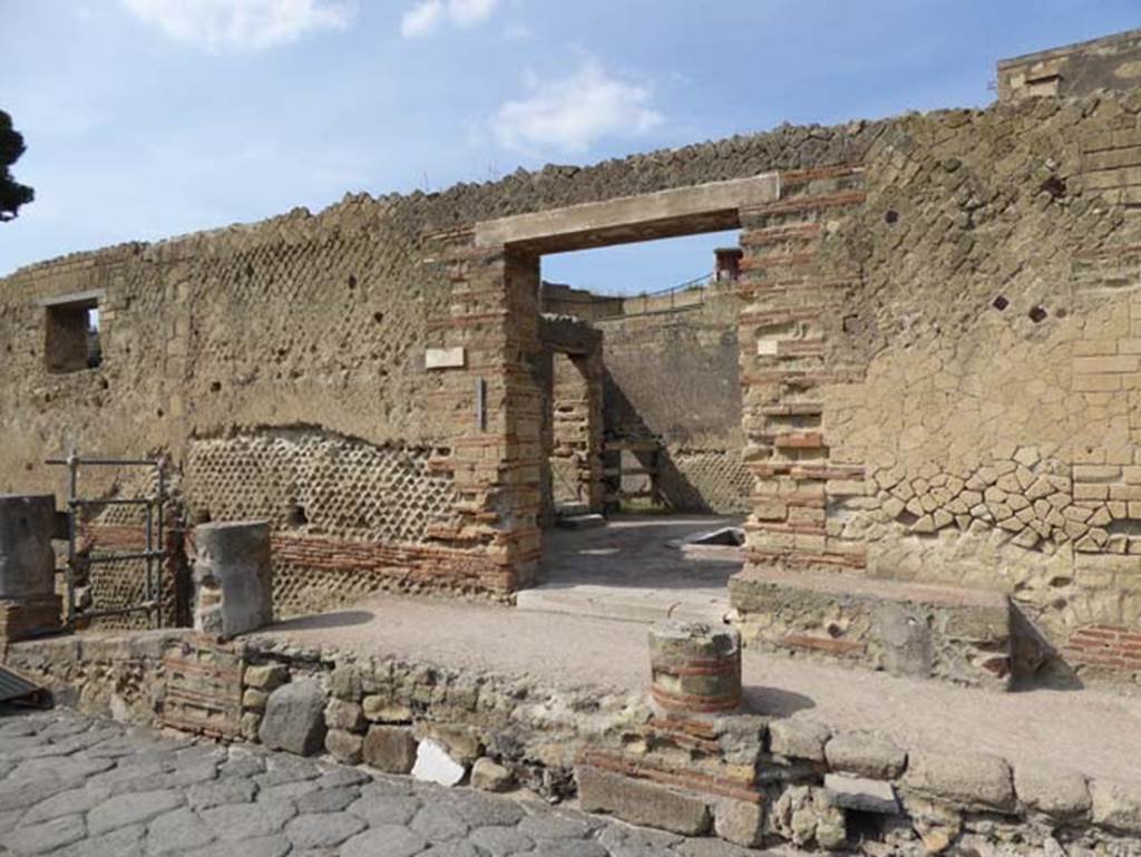 II.1 Herculaneum, September 2015. North side of atrium, looking towards modern doorway linking to peristyle of Casa d’Argo.  The original opening was made by a Bourbon tunnel.

