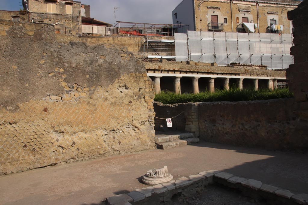 II.1, Herculaneum, May 2006. Stone furnace from the largest of the lower rooms, at the side of it was a dolium was found buried in the flooring.
Photo courtesy of Nicolas Monteix.

