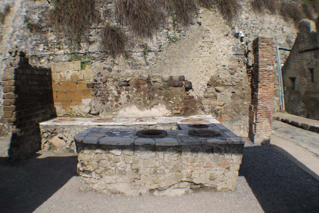 II.6 Herculaneum, September 2015. Looking west towards a three-sided podium.