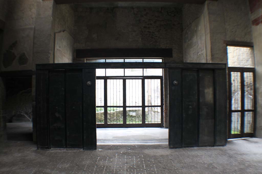 III.11 Herculaneum. March 2014. Room 6, looking towards wooden screen in atrium leading into tablinum.
Foto Annette Haug, ERC Grant 681269 DÉCOR.

