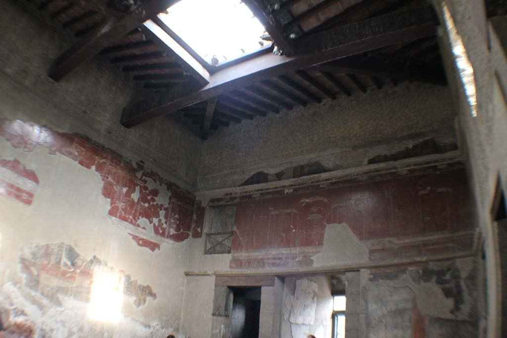 III.11 Herculaneum. March 2014. Looking towards upper north wall and north-east corner of atrium.
Foto Annette Haug, ERC Grant 681269 DÉCOR.
