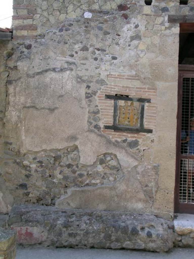 III 16, Herculaneum, June 2005. Façade on south side of entrance doorway.
Photo courtesy of Nicolas Monteix.
