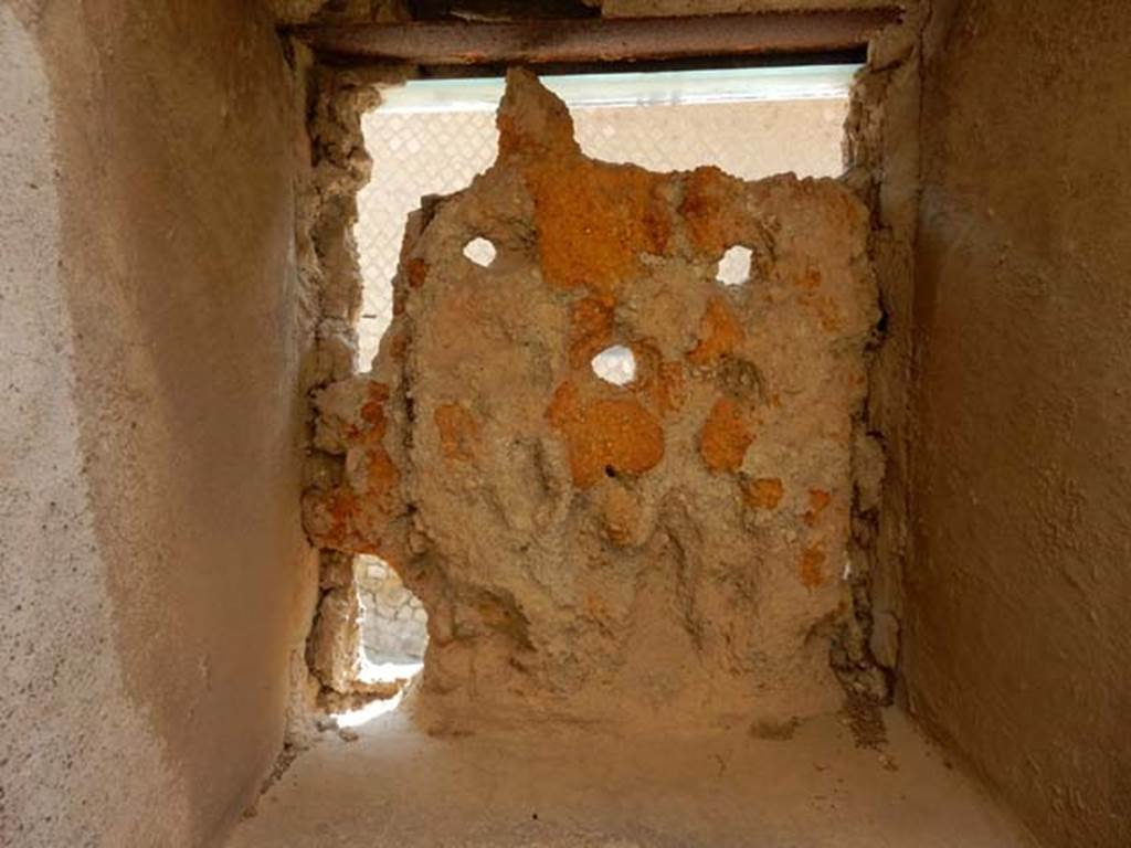 Ins. III.16, Herculaneum, September 2015. Room 2, window in east wall.