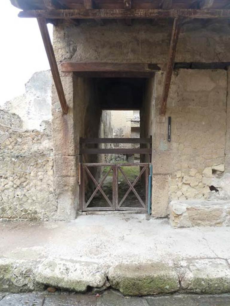 Ins. III 17, Herculaneum, September 2015. Entrance doorway, on west side of Cardo IV Inferiore.