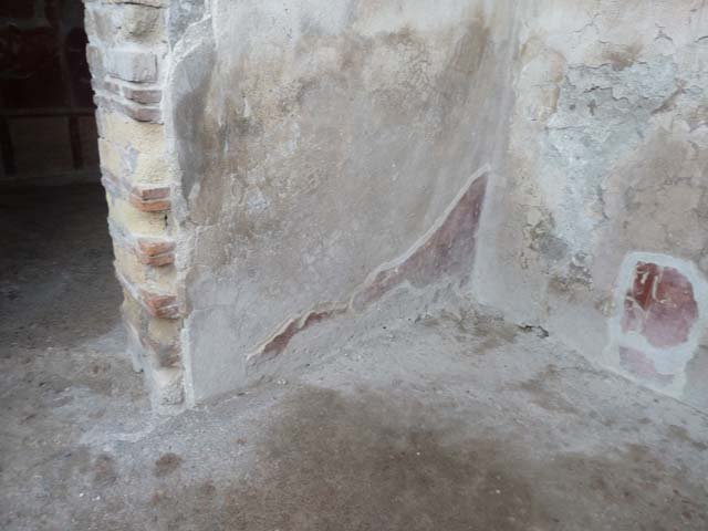 IV.4, Herculaneum, October 2014. Upper west wall and north-west corner of small courtyard 3.  Photo courtesy of Michael Binns.
