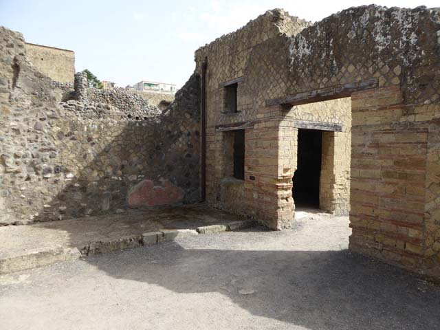 IV.4 Herculaneum. September 2015. Open courtyard 6, looking north-east across flooring towards the slightly raised exedra.
