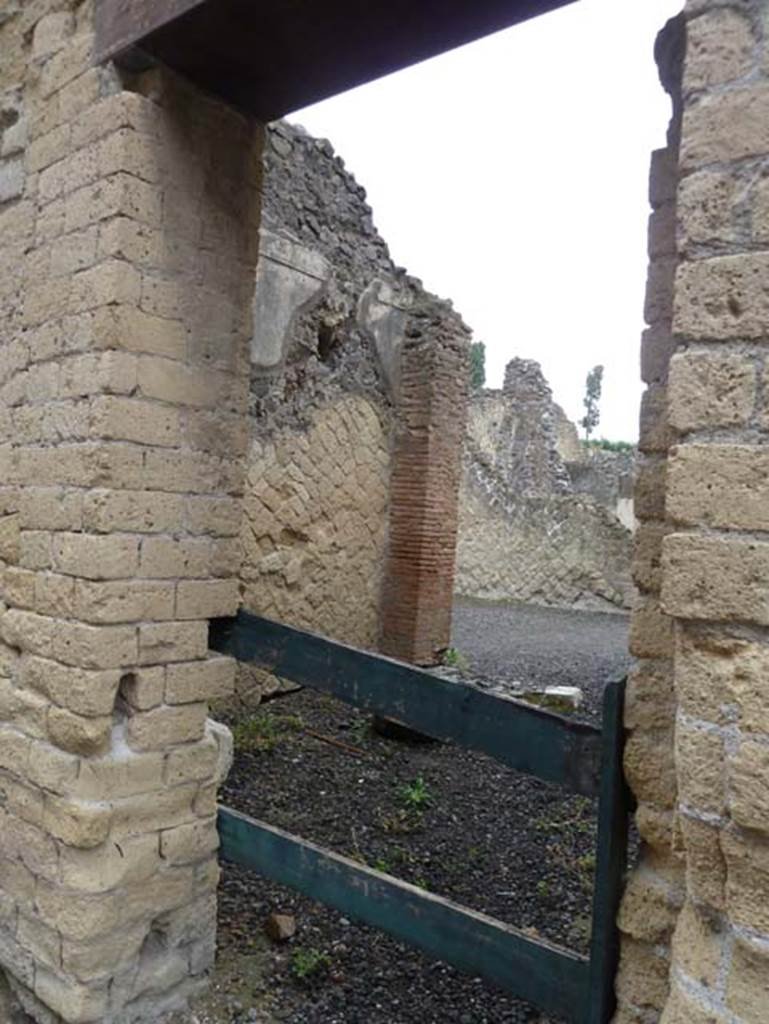 Ins. IV.5, Herculaneum, September 2015. Entrance doorway to shop.