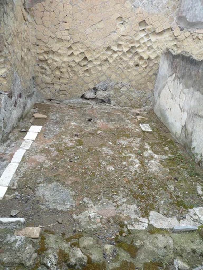 Ins. IV.8, Herculaneum, September 2015. Floor of courtyard/lightyard.