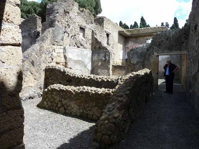 Ins. IV.8, Herculaneum, September 2015. Corridor, leading east.
