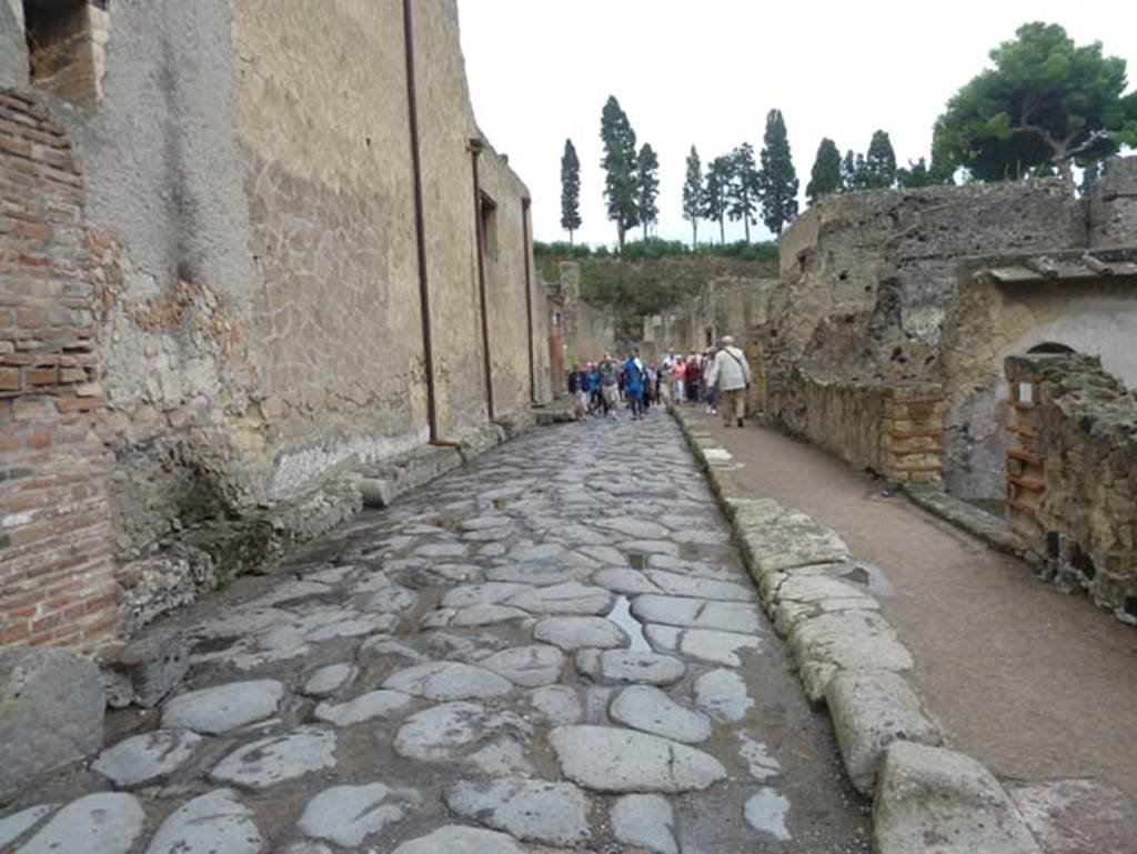 Decumanus Inferiore, Herculaneum, September 2015. Looking east from junction with Cardo IV. On the left is V.1, and on the right is IV.10.

