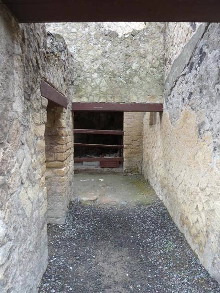 IV.10/11, Herculaneum, May 2005. 
Looking towards upper west wall with doorway/window in south-west corner of corridor behind small cubiculum. Photo courtesy of Nicolas Monteix.

