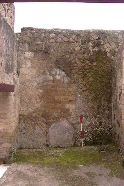 IV.13 Herculaneum, January 2002. Looking towards south wall of entrance vestibule.
The doorway to the atrium of the living quarters is on the left (east side). Photo courtesy of Nicolas Monteix.
