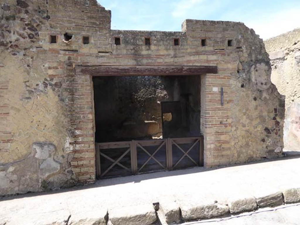 IV.14 Herculaneum, September 2015. Looking south to entrance doorway. Photo courtesy of Michael Binns.