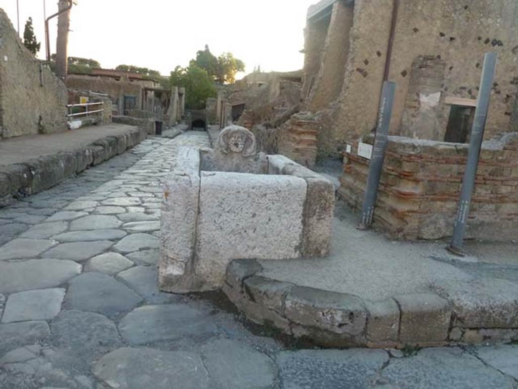 Cardo V Inferiore, Herculaneum, October 2014.  Looking south-west towards fountain on corner near Ins. IV 15/16 on right. See photos at IV.16. Photo  courtesy of Michael Binns.

 
