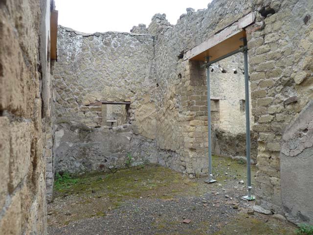 Ins. IV.17, Herculaneum, September 2015. Looking towards south-west corner of vestibule. On the left is a doorway into the triclinium, and on the right is the doorway into the small tetrastyle atrium.
