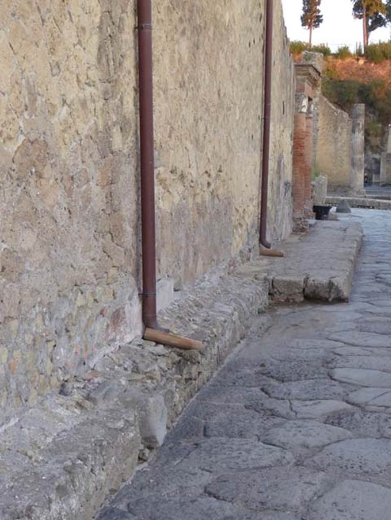 Decumanus Inferiore, Herculaneum. September 2015. Looking east along façade of V.1 towards pavement outside of V.35. Photo courtesy of Michael Binns.
