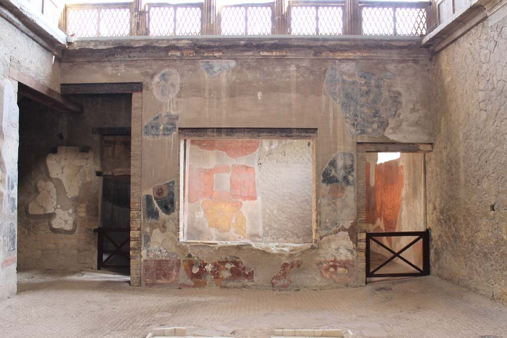 V.1 Herculaneum. March 2014. Looking towards east side of atrium, with window and doorway to room 6, tablinum, centre and right. 
Foto Annette Haug, ERC Grant 681269 DÉCOR.

