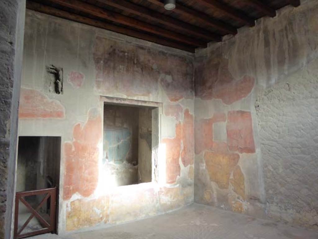 V.1, Herculaneum, October 2014. Room 6, looking towards north wall of tablinum, with window onto another well-decorated room (room 7), and doorway to room 8.
Photo courtesy of Michael Binns.
