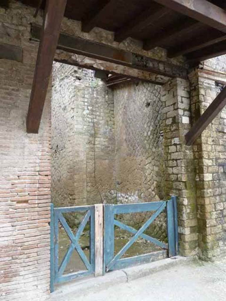 V.3 Herculaneum. May 2010. Entrance doorway.
201005%20Card%2006%20769