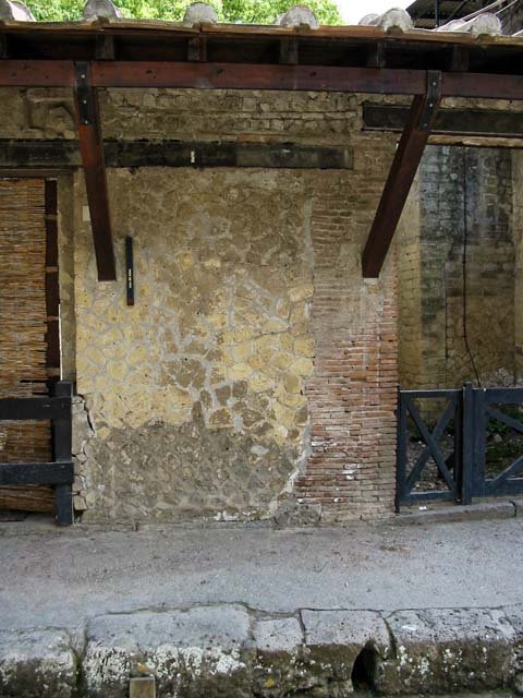 V.3-4, Herculaneum, May 2003. Exterior pilaster between doorways. 
Photo courtesy of Nicolas Monteix.

