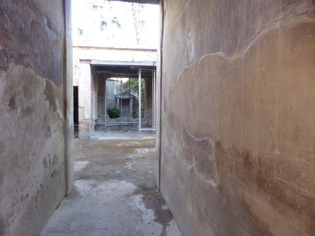 V.5 Herculaneum, September 2015. Looking east along entrance corridor towards atrium.