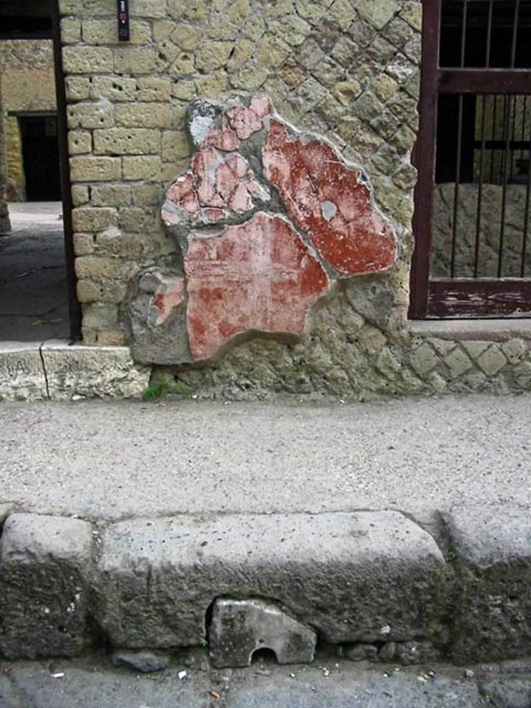 V.7, Herculaneum. May 2003. Facade on south side of entrance doorway, and north side of V.6. 
Photo courtesy of Nicolas Monteix.

