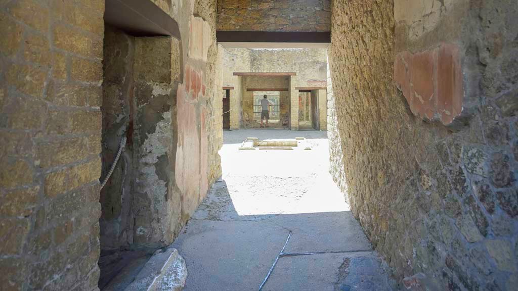 V.7 Herculaneum. August 2021. Looking east along entrance corridor towards atrium. Photo courtesy of Robert Hanson.