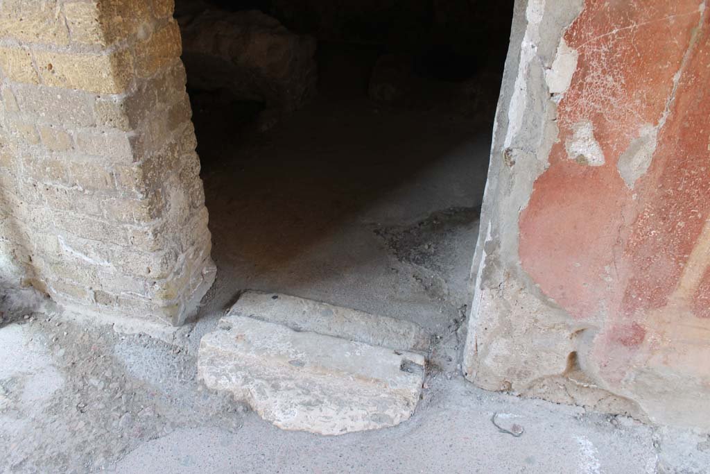 V.7 Herculaneum. March 2014. Looking north across doorway threshold through kitchen doorway.
Foto Annette Haug, ERC Grant 681269 DÉCOR.

