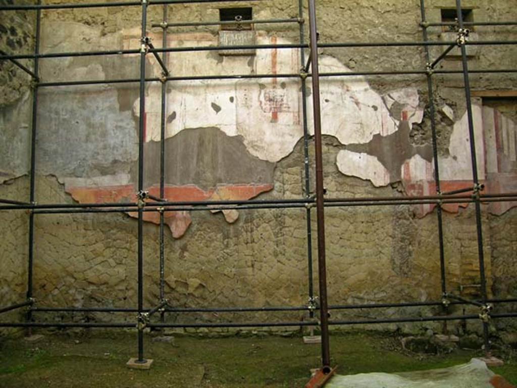 V.11, Herculaneum. Ddcember 2004. East wall of atrium, at north end. Photo courtesy of Nicolas Monteix.