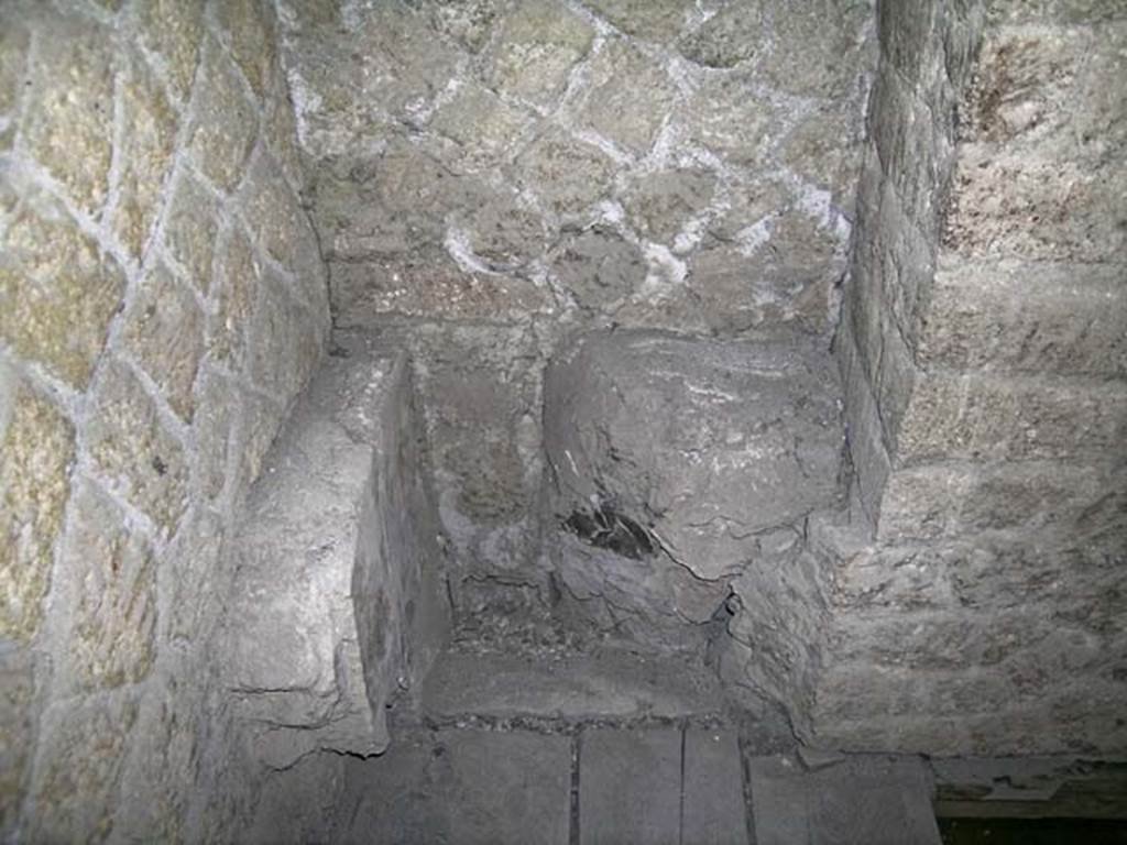 V.18 Herculaneum. May 2004. Detail of latrine on mezzanine level. Photo courtesy of Nicolas Monteix.