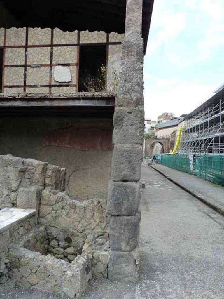 V.19-20, Herculaneum. May 2005. Looking towards south wall of cubiculum on upper floor. 
Photo courtesy of Nicolas Monteix.

