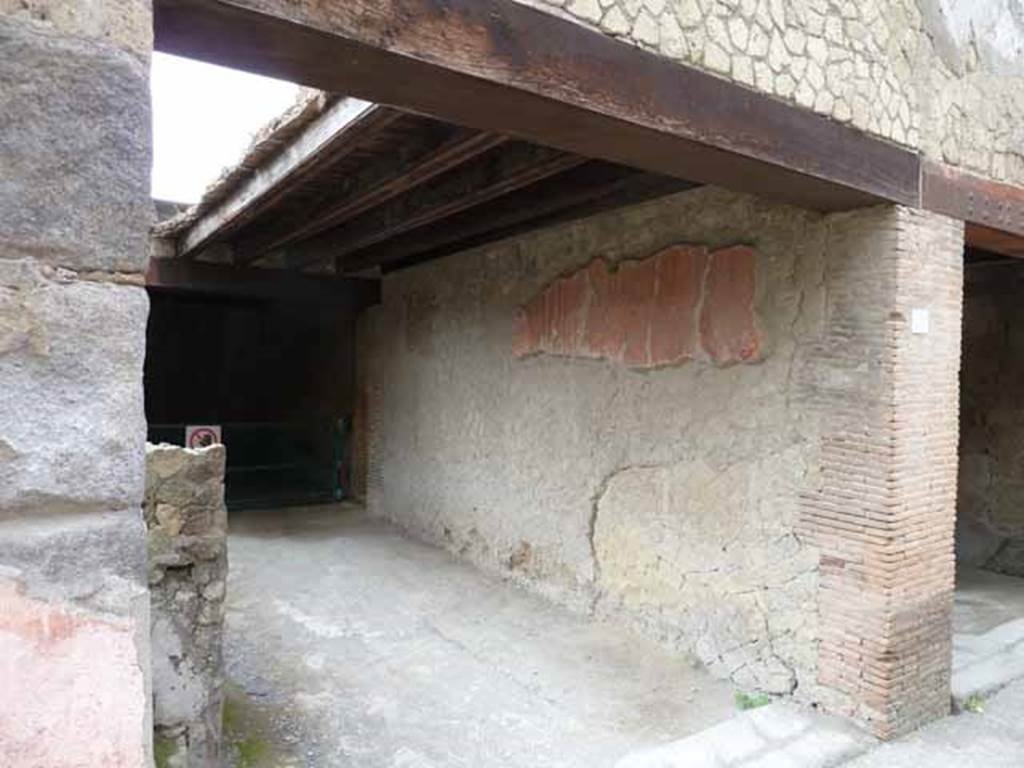 V. 20, Herculaneum, May 2010. West wall.