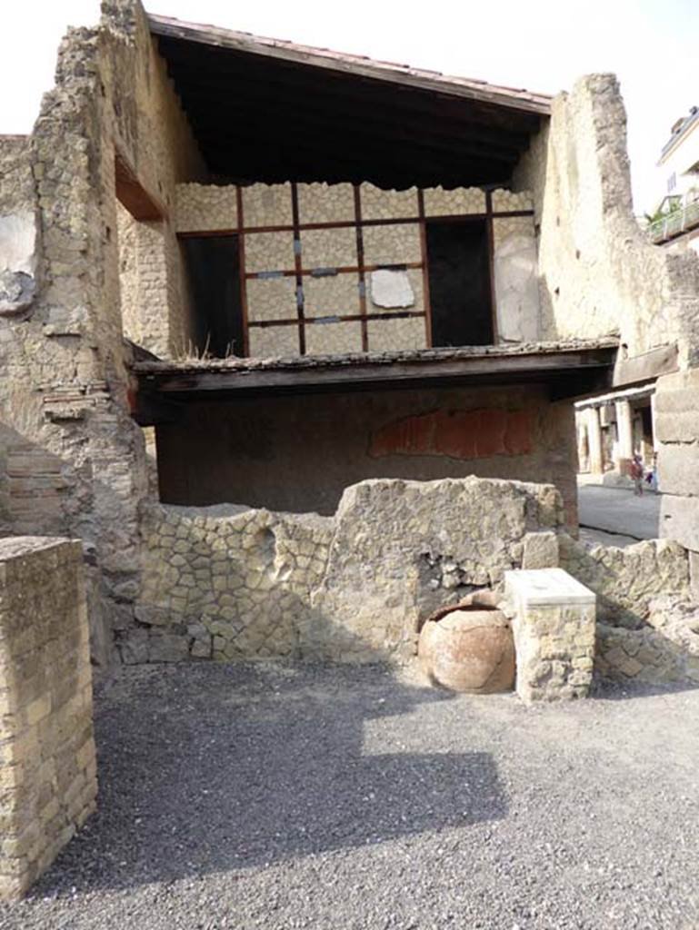 V 21, Herculaneum, October 2014. Looking towards west wall of shop-room with counter. Photo courtesy of Michael Binns.

