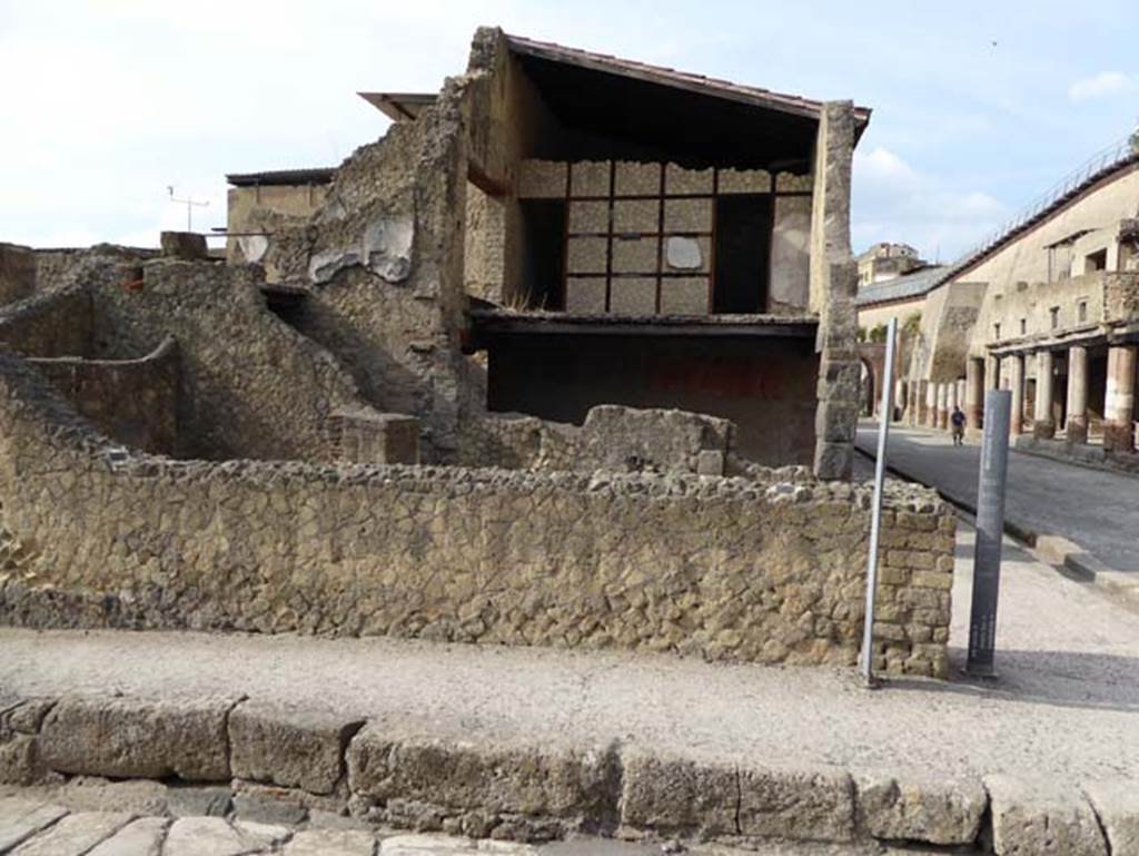 Ins. V 21, Herculaneum, September 2015. Looking west from north end of insula, across V.21 to upper floor of V.20, and Decumanus Maximus, on right.