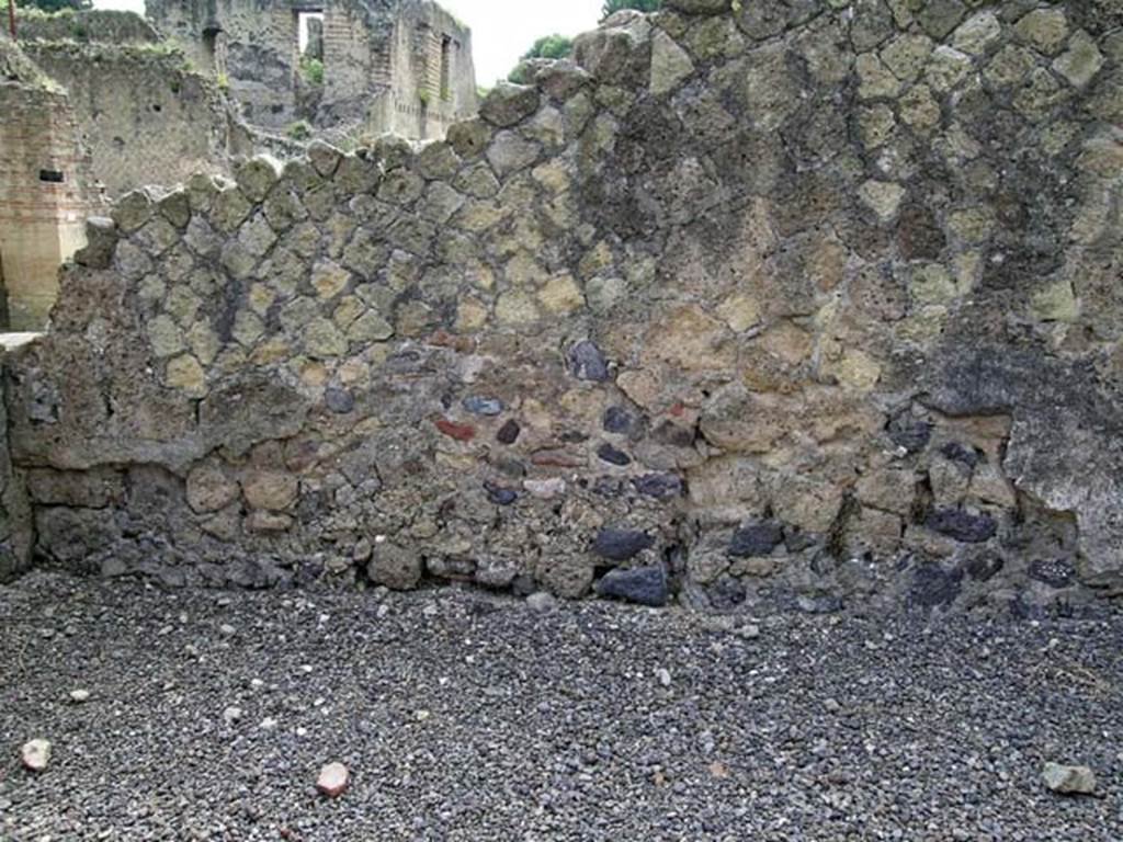 V.25, Herculaneum. May 2005. South wall of shop, in south-east corner. Photo courtesy of Nicolas Monteix.


