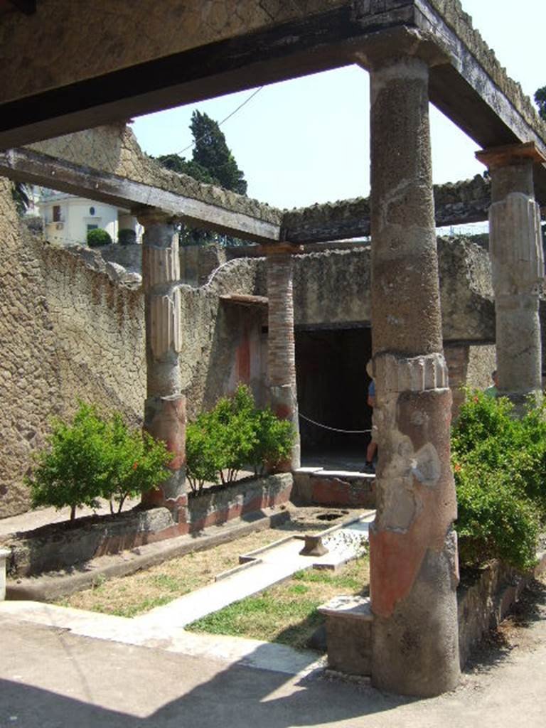 V.30 Herculaneum, May 2006. Looking east across the atrium towards the doorway to the oecus. 