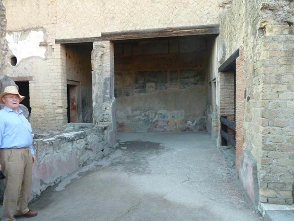 Ins. V 35, Herculaneum, September 2015. Looking west along vestibule A on north side of courtyard, towards Ala B.