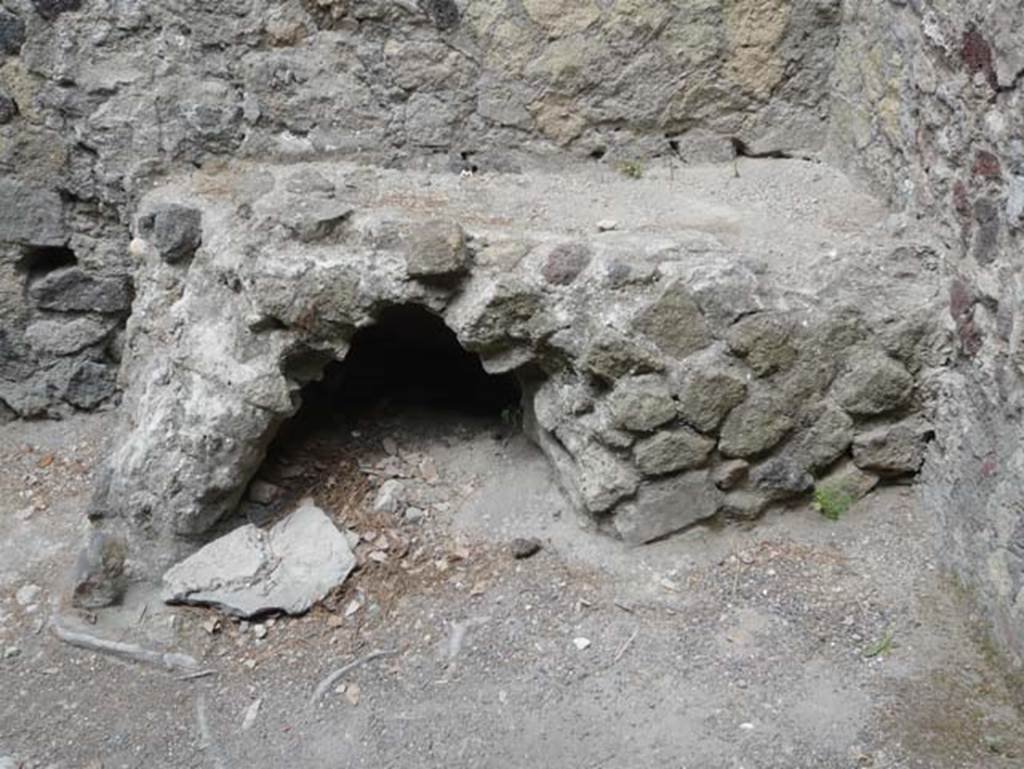 Ins. V 35, Herculaneum, September 2015. Exedra 4, doorway on north side of vestibule A. On the left of the photo is Corridor 9.
