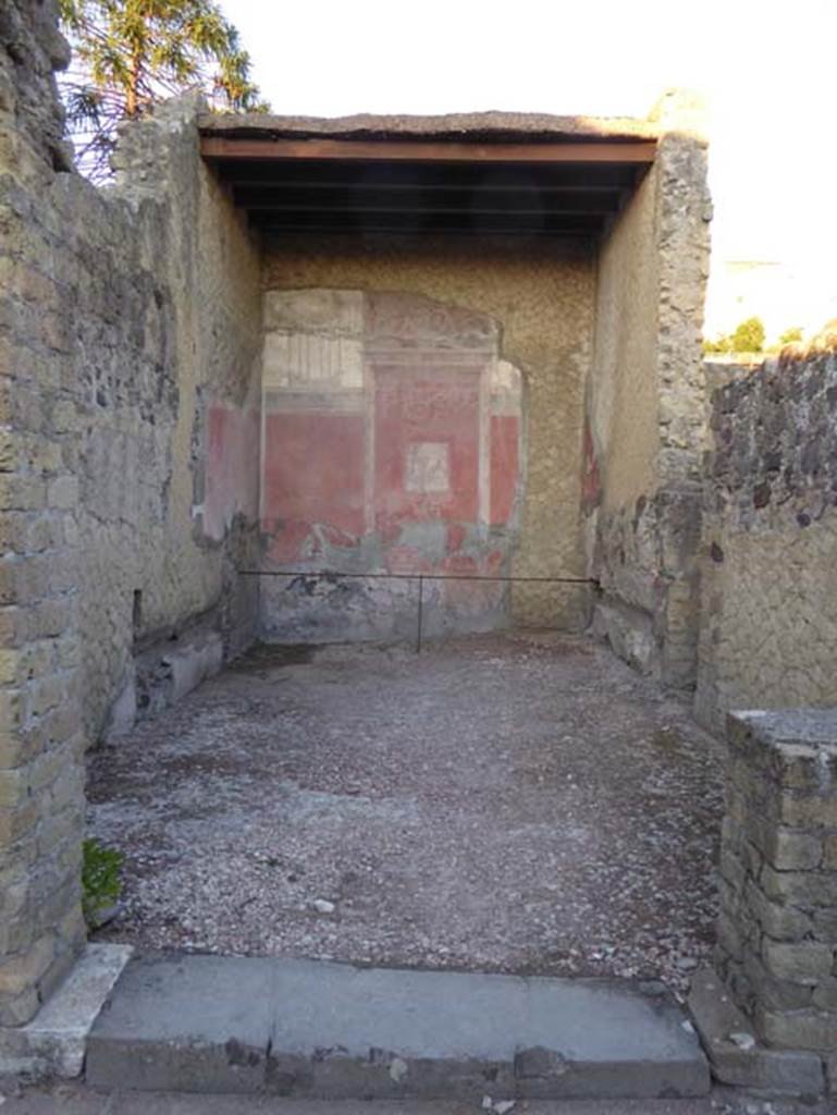 V. 35, Herculaneum. September 2015. Triclinium 1, looking north from doorway.
Photo courtesy of Michael Binns.
