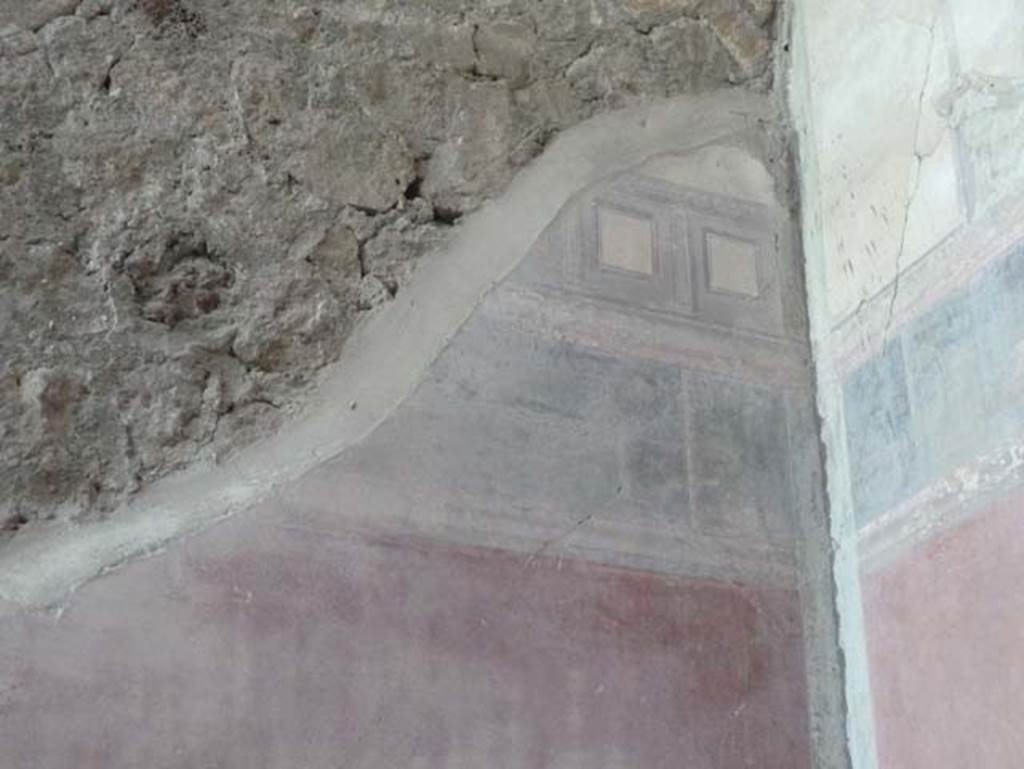 Ins. V 35, Herculaneum, September 2015. Triclinium 1, painted decoration on west wall in north-west corner.