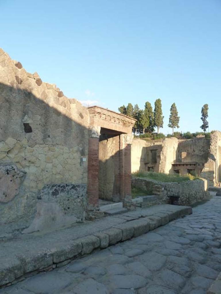 Ins. V 35, Herculaneum, September 2015. Looking north-east to entrance doorway, on Decumanus Inferiore.