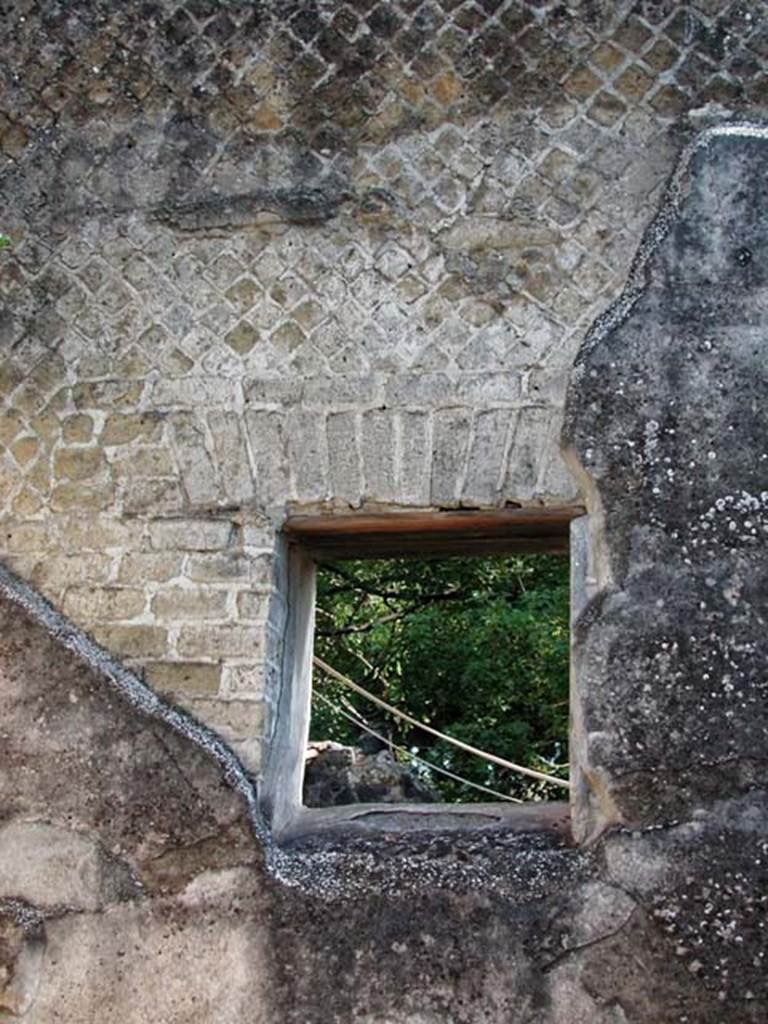 VI.8, Herculaneum. September 2003. Window in east wall, at north end. 
Photo courtesy of Nicolas Monteix.
