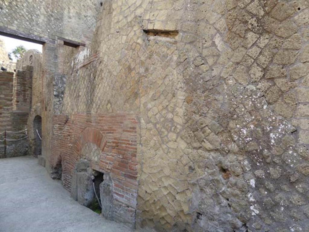 VI.10 Herculaneum, June 2005. Praefurnium in south wall of baths. Photo courtesy of Nicolas Monteix.