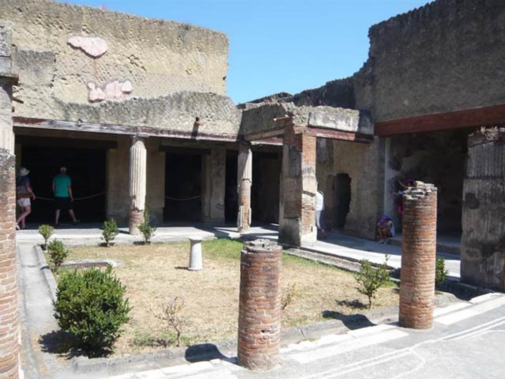 VI.13/11, Herculaneum. September 2003. Upper floor, detail from west side of peristyle. 
Photo courtesy of Nicolas Monteix.
