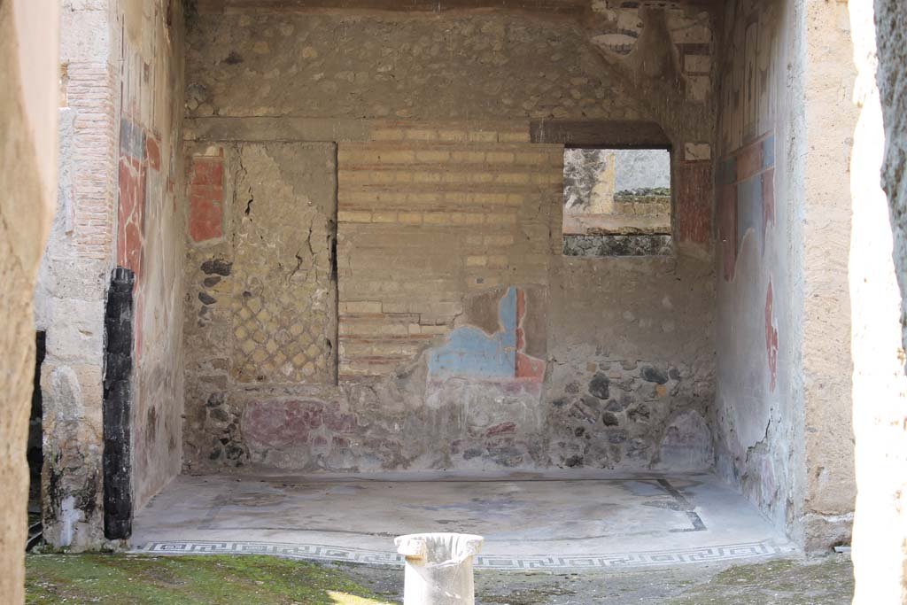 VI.17 Herculaneum, September 2017. East wall of tablinum, painted decoration.
Photo courtesy of Klaus Heese.
