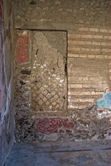 VI.17, Herculaneum. July 2003. 
South-west corner of tablinum, with partly blocked window in south wall at west end. 
Photo courtesy of Nicolas Monteix.
