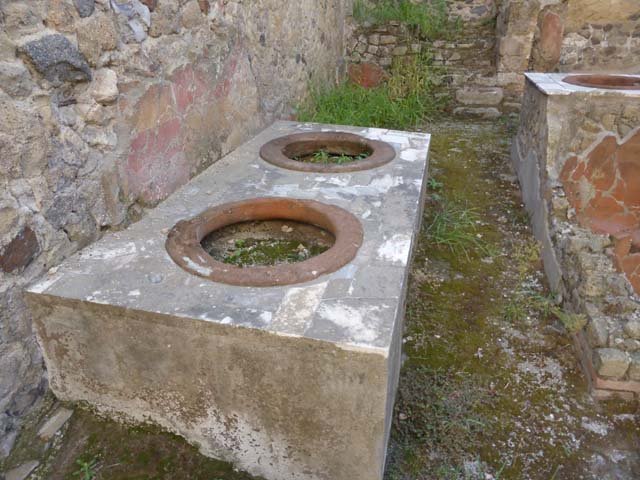 Ins. VI 19, Herculaneum, September 2015. Cistern mouth on east side.