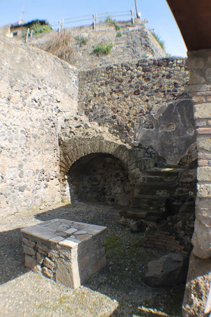 VII.4 Herculaneum. March 2014. Looking towards north end of shop from entrance doorway.
Foto Annette Haug, ERC Grant 681269 DÉCOR.

